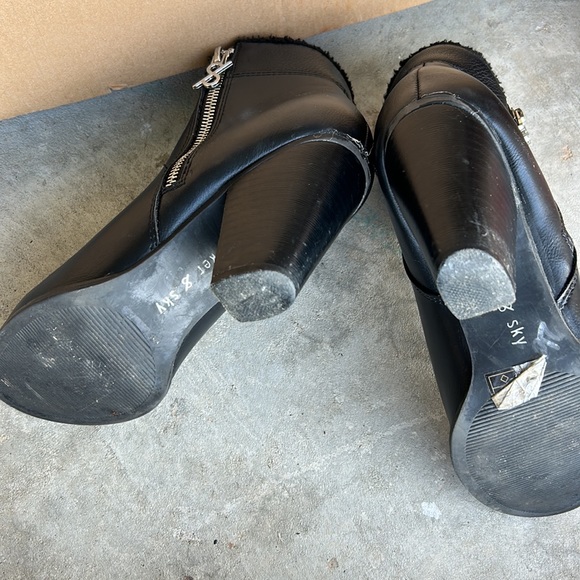 Ankle length black boot - Picture 2 of 3